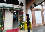Jamin Keamanan Malam Tahun Baru, Tim Jibom Gegana Brimob Kaltim Sterilisasi Gereja di Balikpapan
