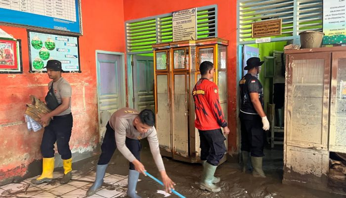 Gotong Royong Pulihkan Sekolah, Brimob Kaltim Tunjukkan Kepedulian di Aceh Utara
