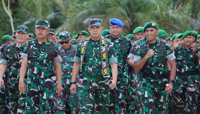 Tinjau Kemandirian Pangan, Pangdam VI/Mulawarman Kunjungi Yonif TP 826/Benua Taka Bekerai