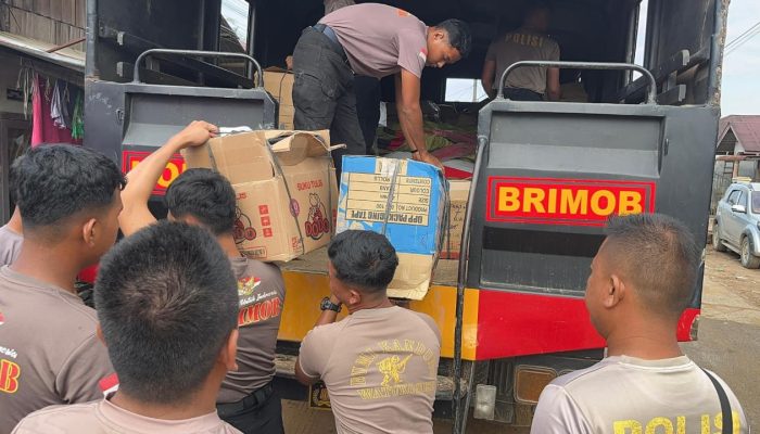 Brimob Polda Sumut Bersama Dinas Pendidikan Tapanuli Tengah Salurkan Bantuan Perlengkapan Sekolah ke Sekolah Darurat