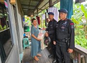 Sentuhan Kemanusiaan di Rapak Dalam, Brimob Samarinda Salurkan Sembako bagi Warga Membutuhkan