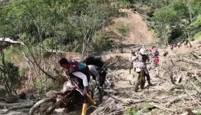 Kembali Salurkan Bantuan ke Kampung Yang Terisolir di Kecamatan Bintang, Kapolres Aceh Tengah Terobos Medan Ekstrem