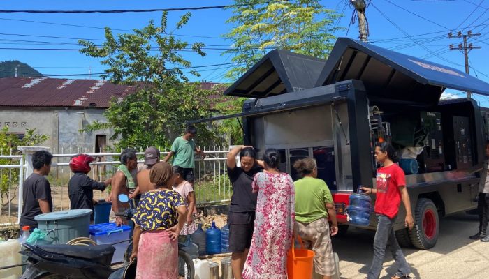 Brimob Polda Sumut Salurkan Air Bersih untuk Warga Desa Sibuluan Nauli Pascabencana