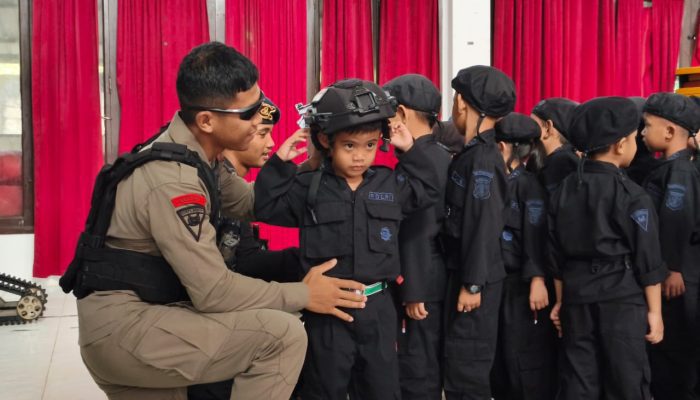 Brimob Kaltim Kenalkan Profesi Polisi Sejak Dini Melalui Program Polisi Sahabat Anak