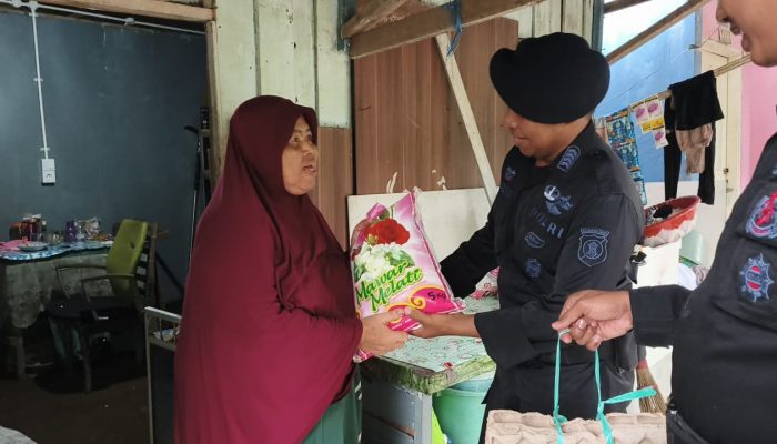 Sasar Lansia di Samarinda Seberang, Brimob Kaltim Salurkan Sembako Program Jumat Berkah