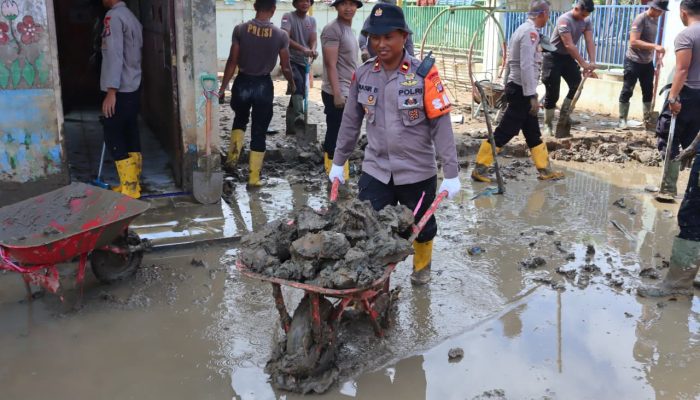 Wujud Kepedulian Pendidikan di Aceh Utara, Personel BKO Brimob Kaltim Bersihkan Lumpur di SPS Al-Qausar