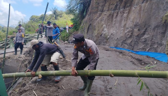 Solidaritas Hadapi Longsor: Polsek Kute Panang dan Warga Bersatu Amankan Jalan Penghubung