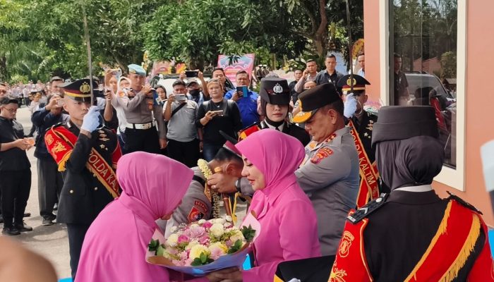 Rotasi Pejabat Utama Polda Kaltim, Kapolda Antar Wakapolda dengan Tradisi Pedang Pora