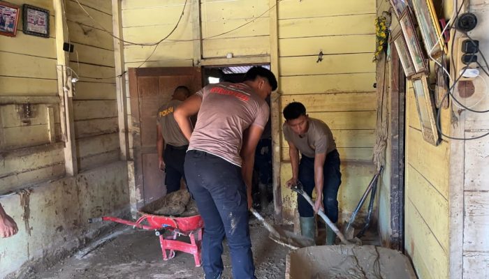 Brimob Polda Sumut Gotong Royong Bersihkan Rumah dan Gudang Warga Pascabencana di Tapanuli Tengah