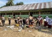 Pulihkan Fasilitas Pendidikan, Personel BKO Brimob Kaltim Bersihkan Lumpur di SDN 11 Samudera Aceh Utara