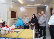 Bertemu Saat Banjir Rob Sei Tabuk, Kapolda Kalsel Bantu Biaya Pengobatan Anak Yatim Piatu Korban Laka Lantas