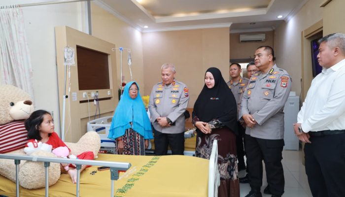 Bertemu Saat Banjir Rob Sei Tabuk, Kapolda Kalsel Bantu Biaya Pengobatan Anak Yatim Piatu Korban Laka Lantas