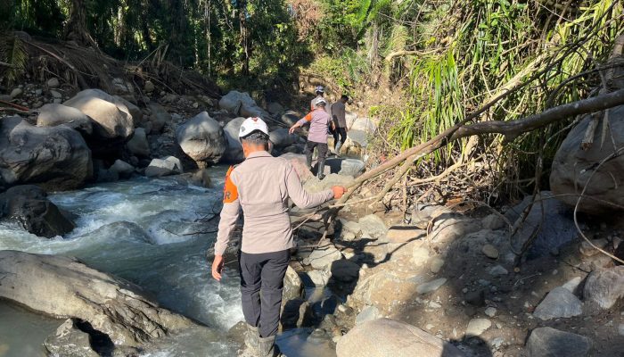 Tim SAR Resimen II Pasukan Pelopor Lakukan Normalisasi Sungai dan Dukung Pembangunan Huntara di Agam