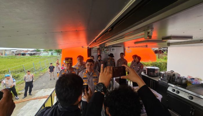 Polda Jabar Lakukan Pengecekan Keamanan Pangan bagi Warga Terdampak Banjir di Karawang
