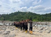 Aksi Multitasking Kemanusiaan, Personel BKO Brimob Kaltim Pulihkan Fasilitas dan Bangun Jembatan di Aceh Utara