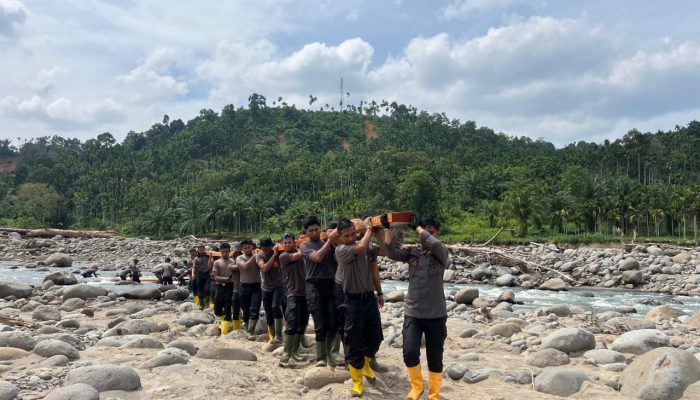 Aksi Multitasking Kemanusiaan, Personel BKO Brimob Kaltim Pulihkan Fasilitas dan Bangun Jembatan di Aceh Utara
