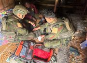 Peduli Kemanusiaan, Satgas Yonif 613/Raja Alam Evakuasi Warga Alami Luka Kaki di Puncak Jaya