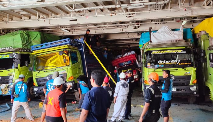 Kapal Feri Miring Saat Sandar di Pelabuhan Semayang, Satu Penumpang Diduga Tewas Terjepit Kendaraan