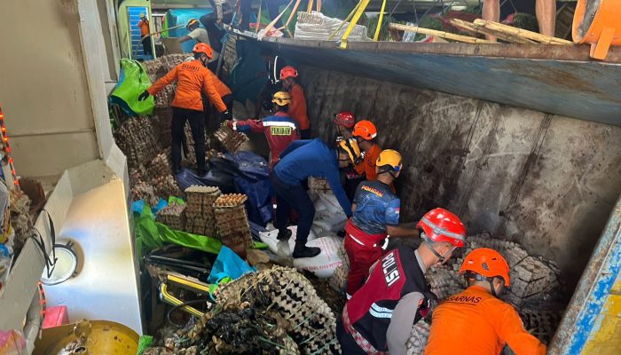 Wakapolda Kaltim Tinjau Langsung Insiden Kapal Feri Miring di Semayang, Evakuasi Korban Dilakukan Cepat