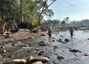 Pulihkan Pascabanjir Bandang, Tim SAR Resimen II Pasukan Pelopor Bersihkan Sungai di Kabupaten Agam