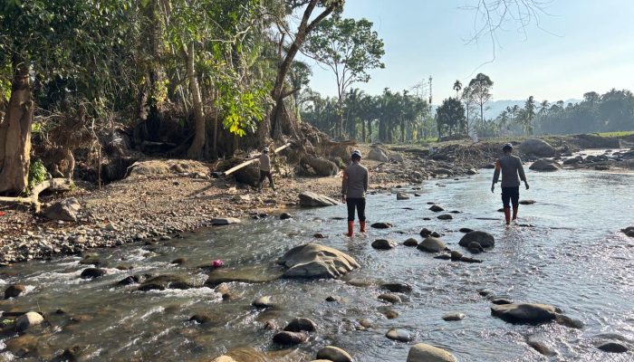 Pulihkan Pascabanjir Bandang, Tim SAR Resimen II Pasukan Pelopor Bersihkan Sungai di Kabupaten Agam