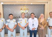 Jasa Raharja Serahkan Santunan Korban Kecelakaan Kapal Dharma Kartika IX di Pelabuhan Semayang