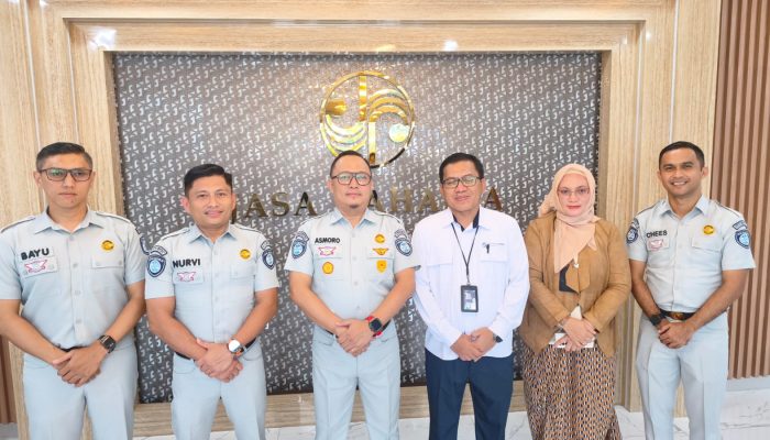 Jasa Raharja Serahkan Santunan Korban Kecelakaan Kapal Dharma Kartika IX di Pelabuhan Semayang
