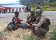 Sentuhan Kemanusiaan Satgas Damai Cartenz di Kabupaten Intan Jaya, Papua Tengah
