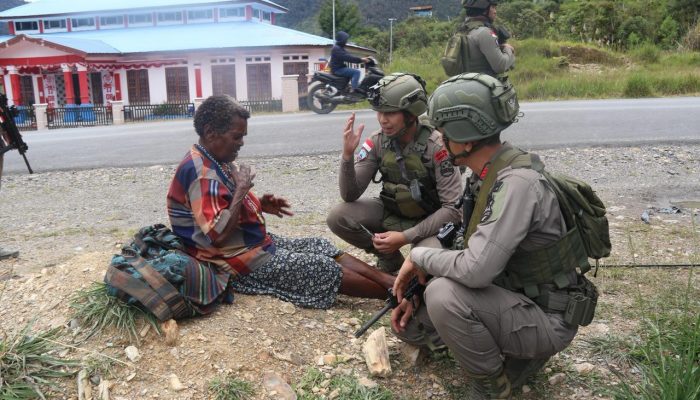 Sentuhan Kemanusiaan Satgas Damai Cartenz di Kabupaten Intan Jaya, Papua Tengah