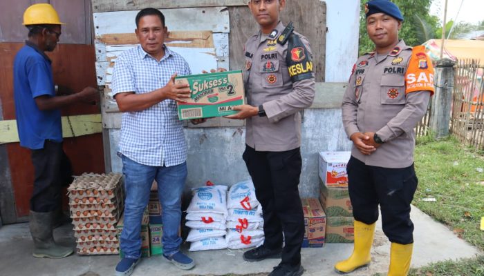 Ringankan Beban Pengungsi, Personel BKO Brimob Kaltim Salurkan Bantuan Sembako di Muara Satu Aceh Utara