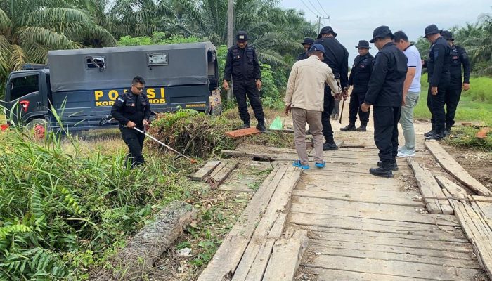 Brimob Kaltim Revitalisasi Jembatan Desa di Babulu, Permudah Mobilitas Warga