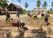 Pulihkan Pusat Pengajian, Personel BKO Brimob Kaltim Bersihkan Sisa Banjir Bandang di Muara Batu