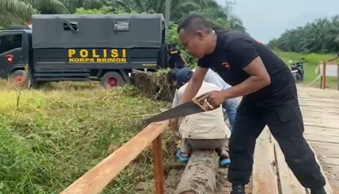 Brimob Polda Kaltim Lakukan Revitalisasi Jembatan di Penajam Paser Utara