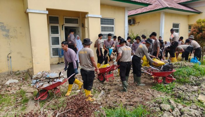 Peduli Kesehatan Warga, Brimob Kaltim Bersihkan Puskesmas Babah Buloh di Aceh Utara