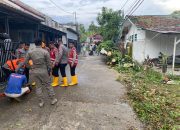 Pohon Tumbang Tutup Akses Jalan Gunung Bakaran, Batalyon A Brimob Kaltim Sigap Lakukan Evakuasi