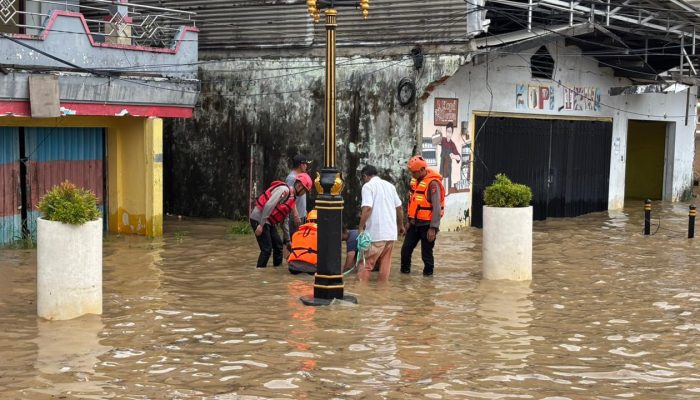 Banjir MT Haryono Balikpapan, Banyak Kendaraan Mogok, Brimob Sigap Lakukan Evakuasi