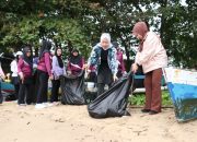 Respons Cepat Arahan Presiden, Deninteldam VI/Mulawarman “Serbu” Sampah di Pantai Enggang Borneo