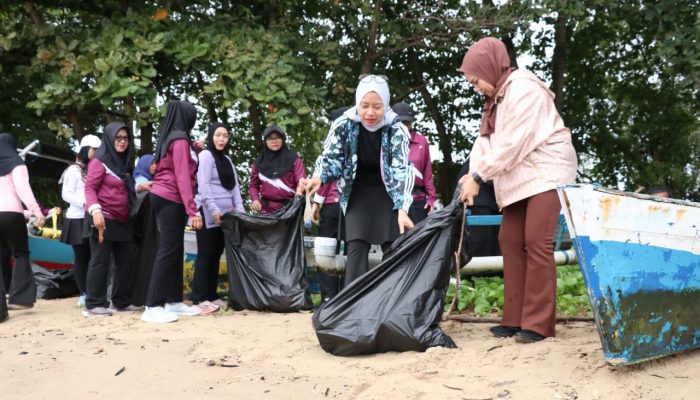 Respons Cepat Arahan Presiden, Deninteldam VI/Mulawarman “Serbu” Sampah di Pantai Enggang Borneo