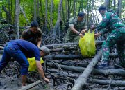 Tindak Lanjut Arahan Presiden, Pendam VI/Mulawarman dan Yonzipur 17/AD Bersihkan Kawasan Wisata Mangrove