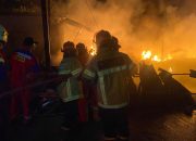Respons Cepat Ditsamapta Polda Kaltim Padamkan Kebakaran Tempat Daur Ulang Sampah di Balikpapan