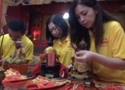 Jelang Imlek 2577, Warga Tionghoa Balikpapan Gelar Ritual Kimsin di Klenteng Satya Dharma