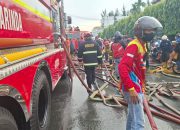 Aksi Sigap Brimob Kaltim Padamkan Kebakaran Toko Surya Phone di Samarinda