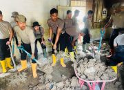 Personel BKO Brimob Kaltim Gotong Royong Bersihkan Lumpur di Asrama Polsek Muara Batu