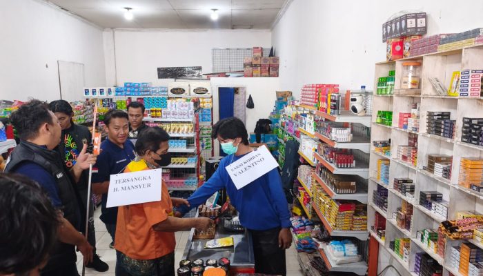 Balikpapan: Rekonstruksi Pembunuhan Penjaga Toko Dipadati Warga, Tersangka Peragakan 8 Tusukan