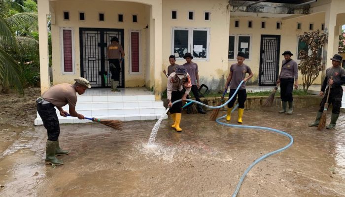 Brimob Kaltim Pulihkan Posyandu Terdampak Bencana, Bersihkan Lumpur di Aceh Utara