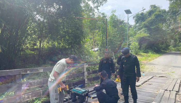 Gotong Royong Bangun Akses Desa, Kompi 2 Batalyon B Pelopor Revitalisasi Jembatan Sungai Lungau