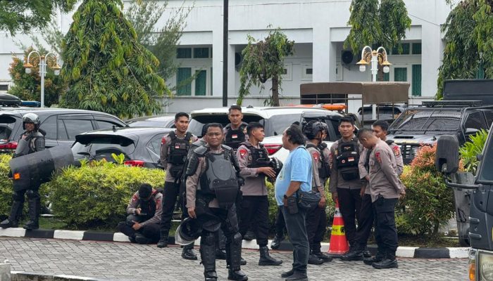 Brimob Batalyon B Pelopor Amankan Aksi Unjuk Rasa di Kantor Gubernur Kaltim Secara Humanis