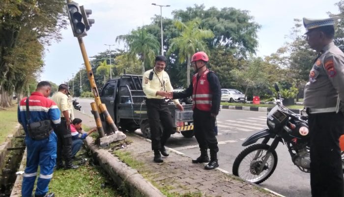 Brimob Kaltim Lakukan Penanganan Awal Kecelakaan Lalu Lintas di Balikpapan