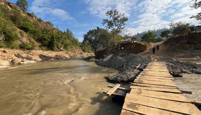 Yonzipur 17/AD Bangun Jembatan Darurat Kala Ili, Akhiri Isolasi Lima Desa di Aceh Tengah
