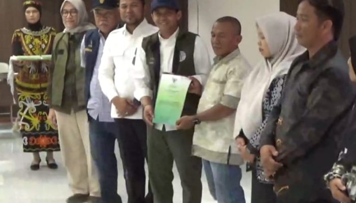 Serahkan SK Perhutanan Sosial untuk Empat KTH di Kutai Timur, Menhut Akui Masih Punya Tanggung Jawab 3 Juta Ha dan 1,4 Juta Ha untuk Hutan Adat